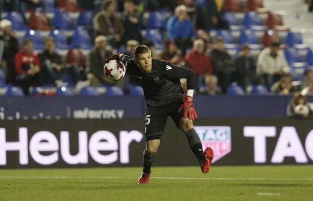 Langerak se entrena en solitario pendiente de su traspaso al Nagoya japonés