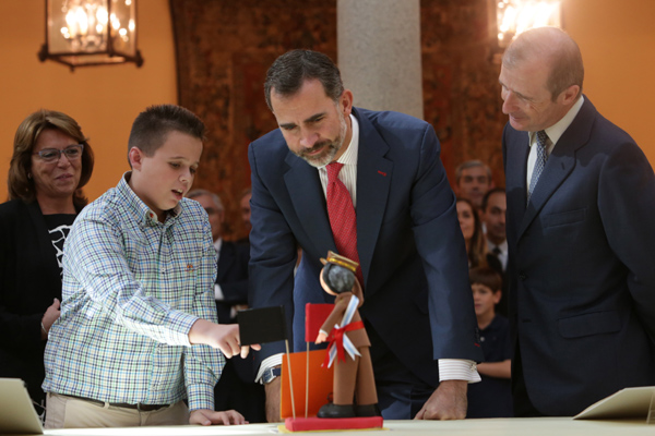 Felipe VI recibe al ganador de una pasada edición del concurso. - 