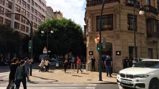 Una explosión obliga a desalojar la tienda Apple de València

