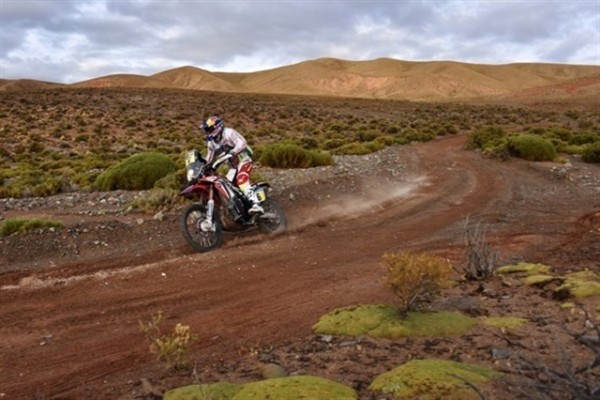 Barreda gana con autoridad en motos y Peterhansel domina en coches en el adiós de Loeb