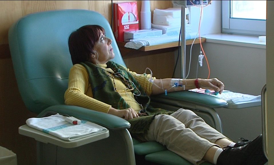 Una mujer recibe tratamiento contra el cáncer. Foto: EFE - 