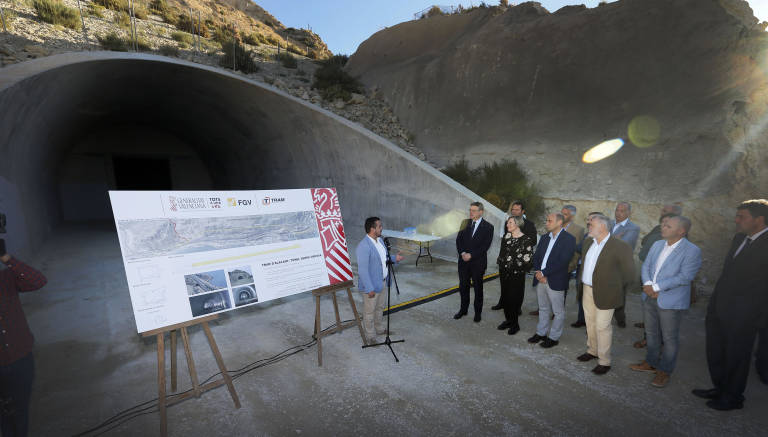 FGV instala la plataforma de vía del túnel del Tram en Serra Grossa para 'estrenarlo' en diciembre 
