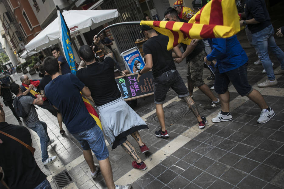Momento en el que un grupo de diez ultras agreden al fotoperiodista valenciano J. J.. Foto: EVA MÁÑEZ - 
