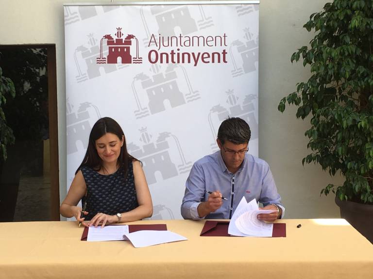 La consellera de Sanidad Universal, Carmen Montón, y el alcalde de Ontinyent, Jorge Rodríguez, en la firma del convenio por el hispital. Foto de archivo. - 