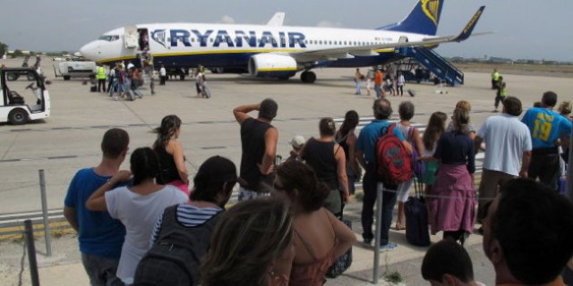 Ryanair empieza a cobrar un extra por subir más de un bulto a la cabina