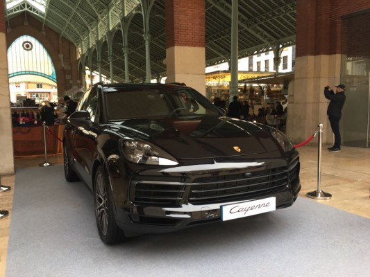 El concesionario Porsche Valencia saca a la calle el nuevo Cayenne