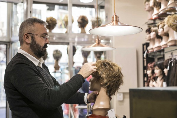 De temples de moda a teràpies oncològiques: les tendes de perruques es reinventen en el segle XXI