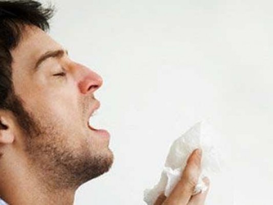 Expertos alertan de que sonarse mal la nariz puede generar sinusitis, neumonía o bronquiolitis