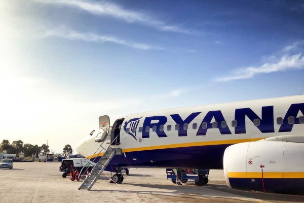 La Unión de Consumidores le planta cara a Ryanair por cobrar por el equipaje de mano