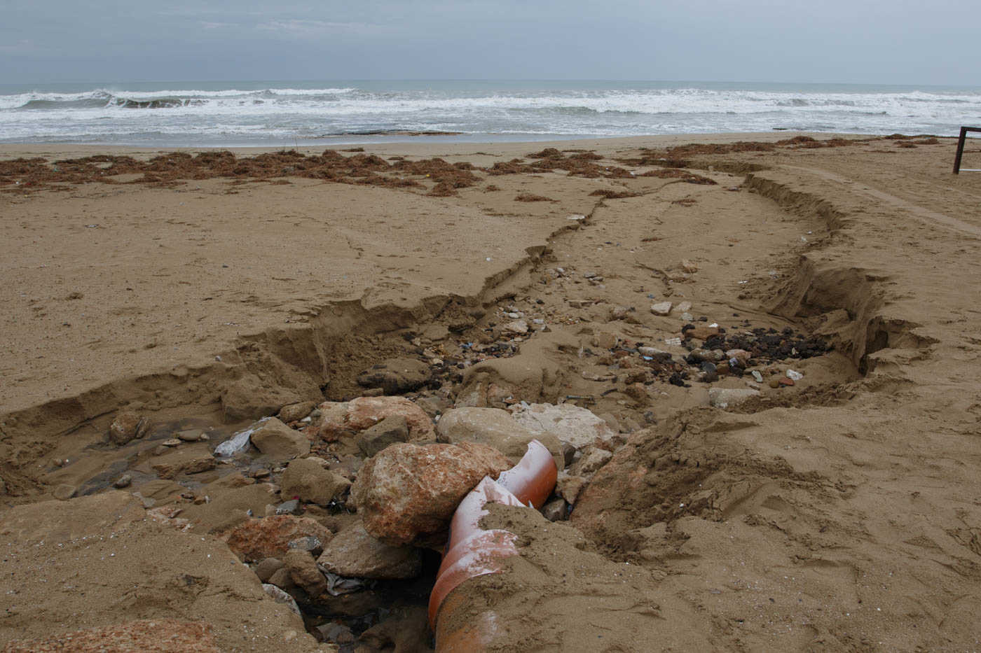 Los efectos del temporal en el litoral de Alicante (fotos PEPE OLIVARES/EFE)