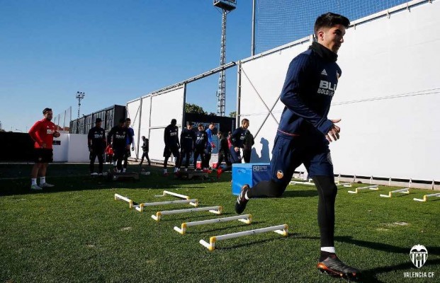 Carlos Soler ya toca balón