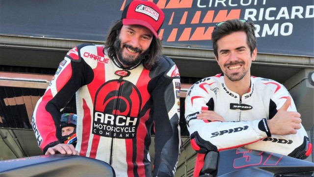 El actor Keanu Reeves rueda en el Circuit Ricardo Tormo junto a Nico Terol