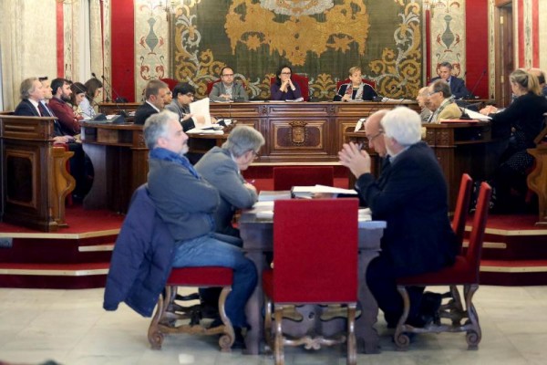 El PSOE supera el primer asalto del presupuesto en los entes autónomos gracias a los agentes sociales