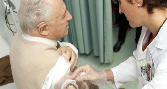 Un hombre se vacuna contra la gripe en un centro médico de Madrid. Foto: EFE - 