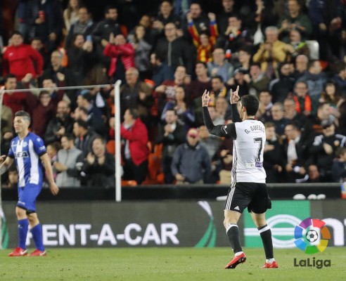 El Valencia remonta y logra una ventaja mínima ante el Alavés