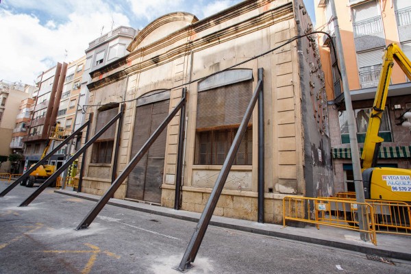 Apuntalar el interior de Riegos el Progreso y reabrir al tráfico: el plan del tripartito para el inmueble