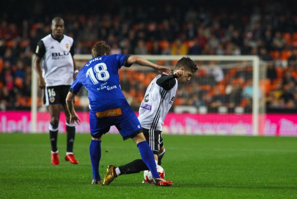 El Valencia aprovechó cuatro de sus cinco 2-1 en casa en la ida de Copa