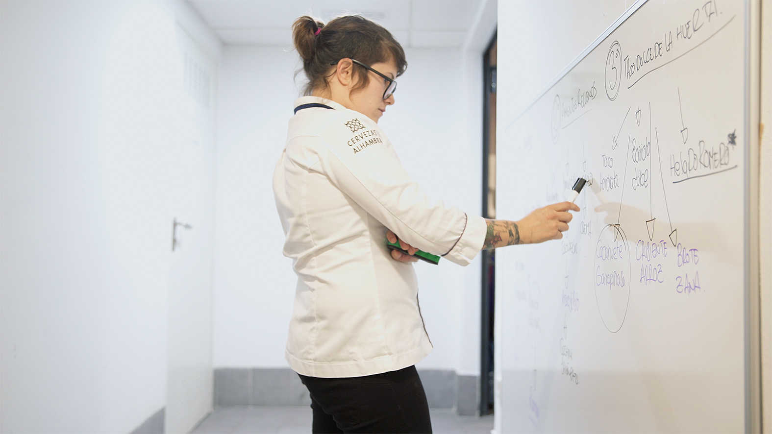  Rakel Cernicharo en pleno proceso creativo de FoodScape. Foto: Lluena-Creació Audiovisual.  - 