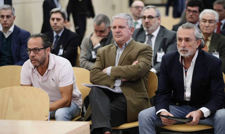 Pérez, Crespo y Correa, en la primera fila del banquillo. Foto: EFE - 