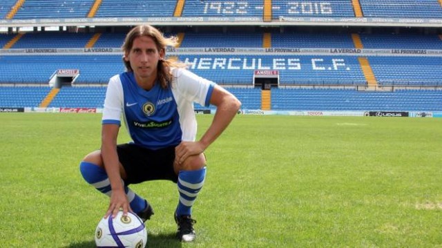 El Hércules rescinde el contrato de Checa