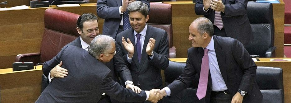 Juan Cotino saluda a Francisco Camps en Les Corts en presencia de Vicente Rambla - 