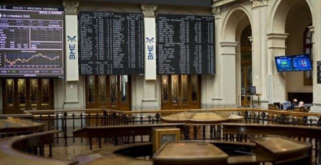 La banca, apoyada por Gamesa, sigue tirando del Ibex 35 a media sesión