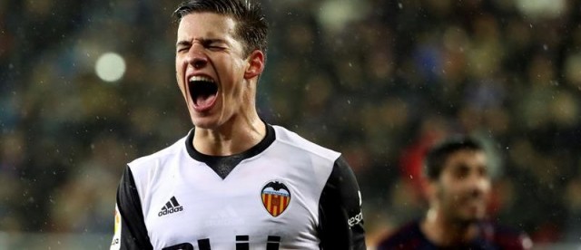 Santi Mina se queja del penalti y del reparto de las tarjetas amarillas