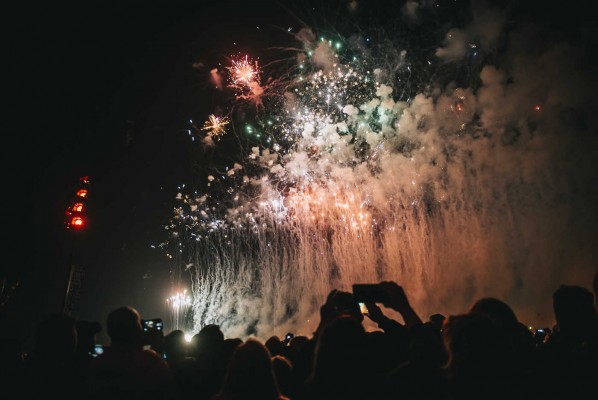 Las mejores imágenes de la mascletà vertical en la Marina de Valencia (Fotos: MER)