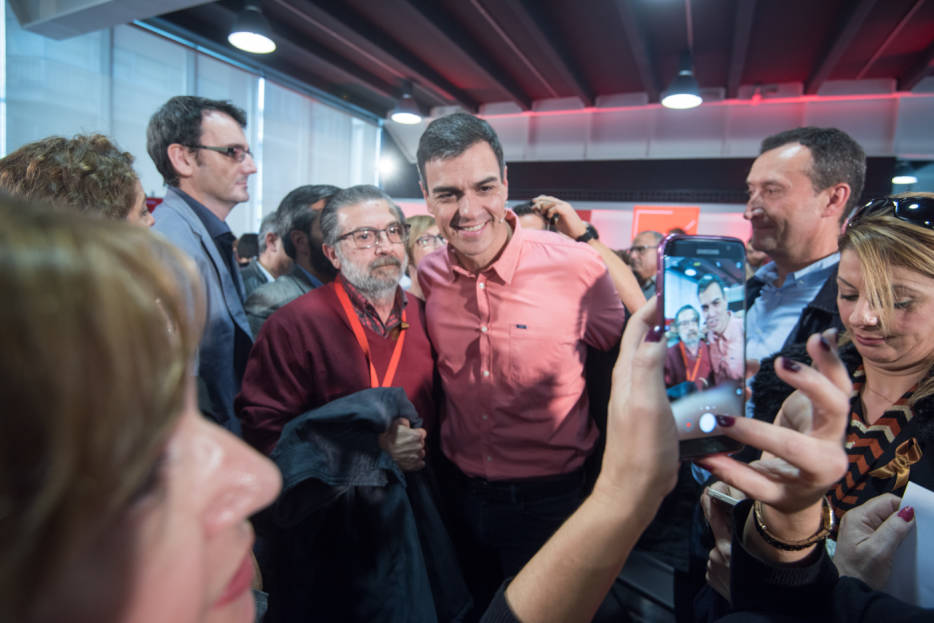 Plácido paseo de Pedro Sánchez por Elche, ahora todos son sanchistas