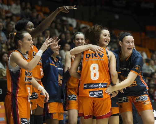 La séptima seguida llega ante otro

rival directo (74-62)