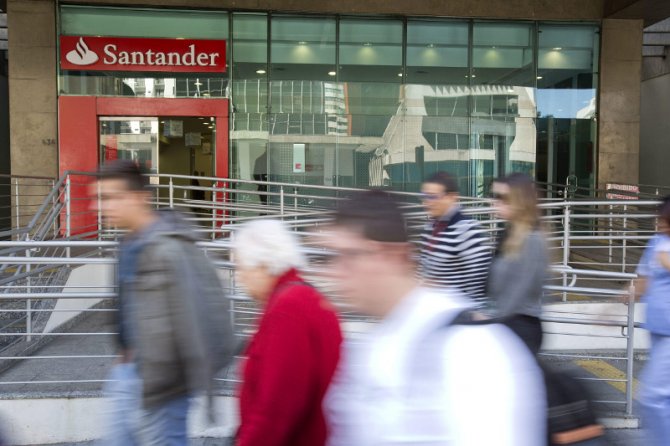 Unos 900 trabajadores ya se han adherido al ERE por la integración de Santander y Popular