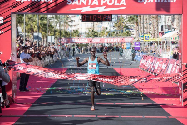 Los kenianos Kiprono y Karanja dominan el Medio Maratón de Santa Pola