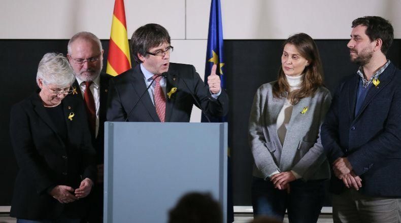 Carles Puigdemont, con otros exconsejeros, durante la estancia en Bruselas. Foto: EFE  - 