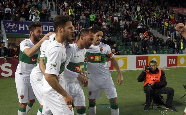 El Elche recupera la pegada con el cambio de sistema de juego

