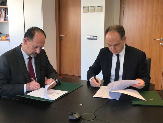 Orihuela y Adif rubrican el acuerdo del AVE: luz verde la losa de cemento que cubrirá las vías