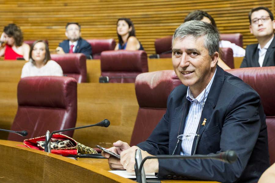 El conseller de Economía, Rafael Climent, en Les Corts. Foto: EVA MÁÑEZ - 