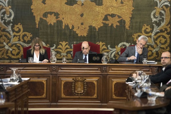 El PSOE gana el debate de la legalidad, pero pierde el de la ética en los contratos a una ONG afín
