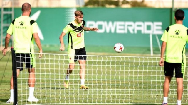 Adri Jiménez rescinde y el Elche vuelve a tener una ficha profesional libre