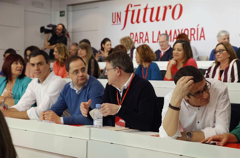 Los barones del PSOE respaldan la consulta a la militancia
