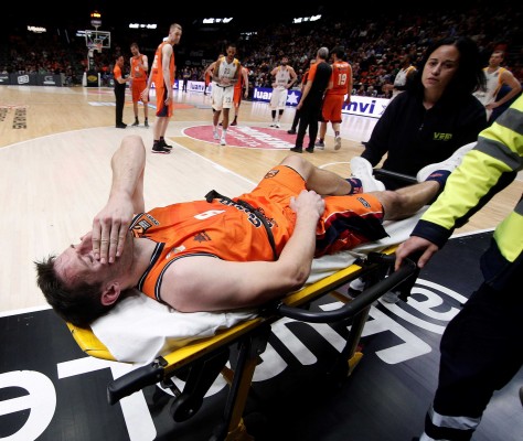 Van Rossom sufre una aparatosa caída y Valencia Basket se queda sin bases 