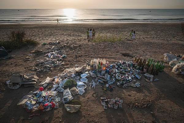 Una campaña da otra oportunidad a los 'tesoros' del mar: colillas, neumáticos, plásticos y un calentador