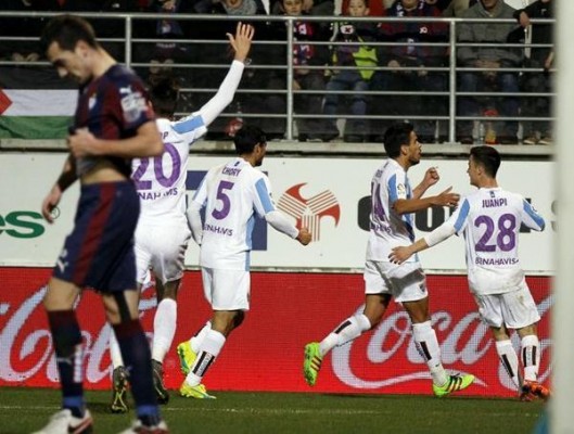El Málaga se lleva el triunfo de Ipurúa tras un gran partido