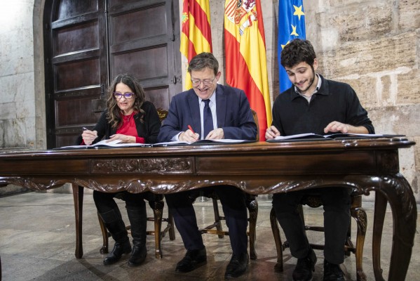El Consell firma con Podemos el acuerdo de Presupuestos de la Generalitat de 2019 (Fotos: EVA MÁÑEZ)