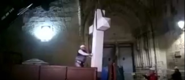 Callosa de Segura retira la Cruz de los Caídos de madrugada para evitar altercados