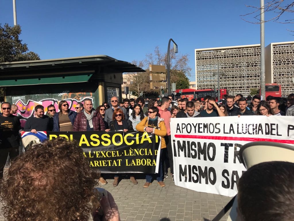 Los profesores asociados de la Universitat inician su huelga con apoyo de los estudiantes 
