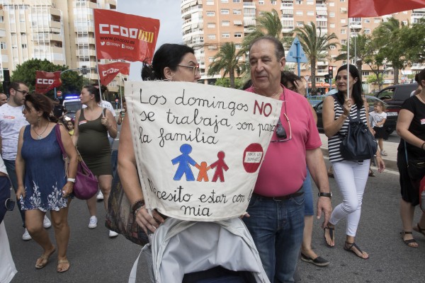 La resistencia al pacto del Comercio 'se crece' en Alicante: marcha, apagón y protesta en el consejo