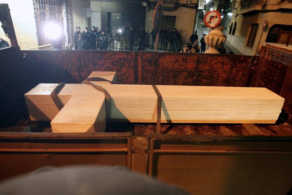 La retirada de la Cruz de los Caídos de Callosa queda incompleta: el TSJ tendrá la última palabra 