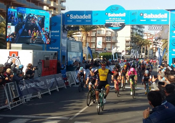 Van Poppel se adjudica al esprint la primera etapa y se pone de amarillo

