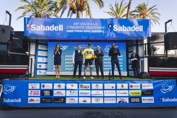 Van Poppel se adjudica al esprint la primera etapa y se pone de amarillo