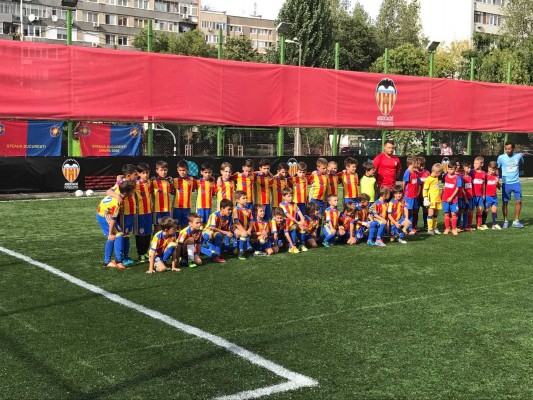 Un centenar de niños rumanos sueñan con ser la próxima estrella del Valencia
